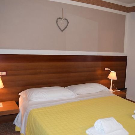 Albergo Trattoria Fioravante Peschiera del Garda Esterno foto