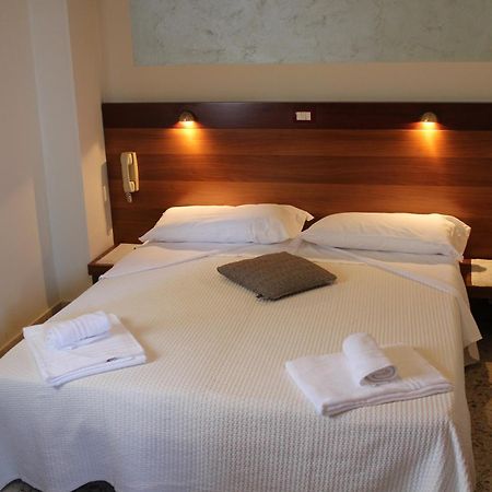 Albergo Trattoria Fioravante Peschiera del Garda Camera foto